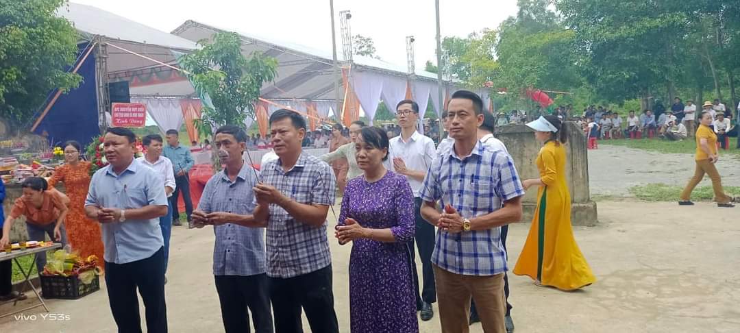 lãnh đạo dâng hương